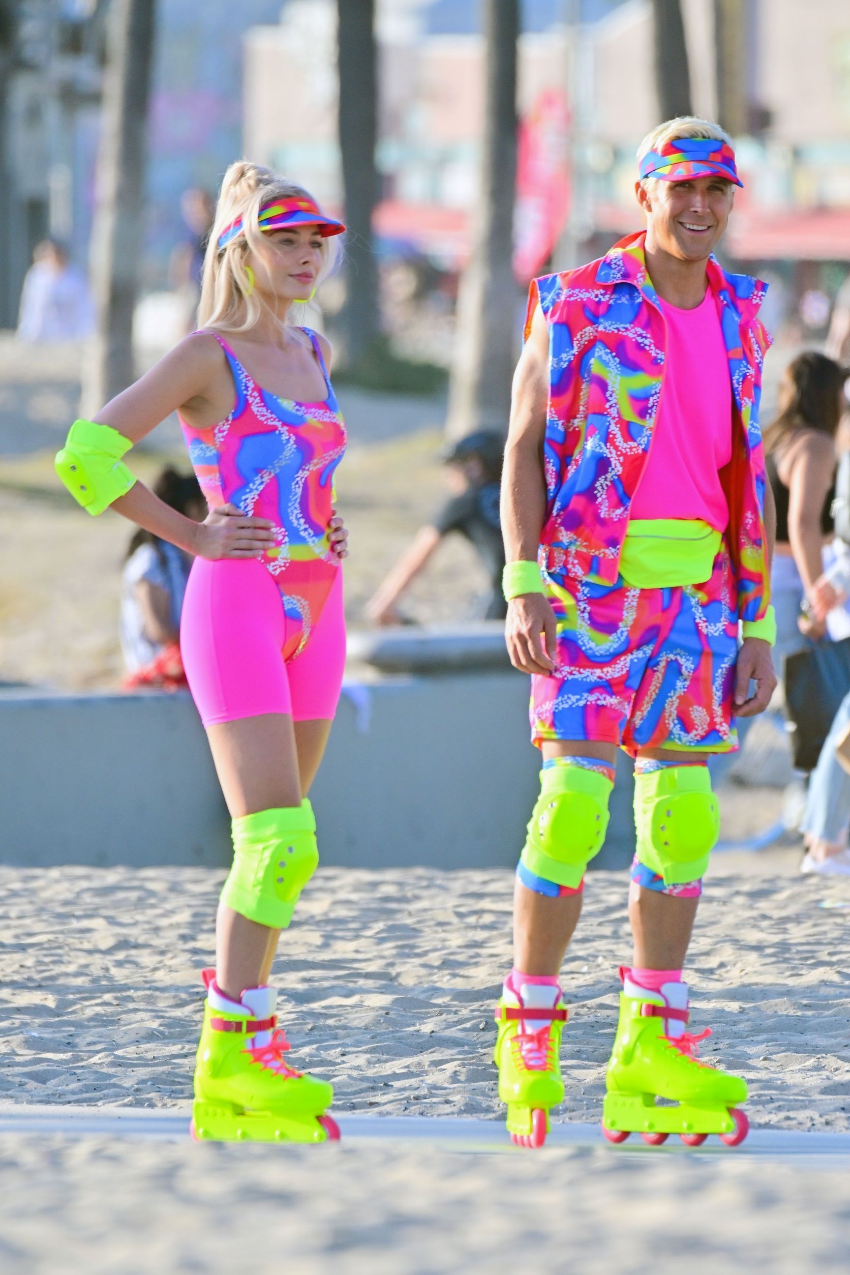 Margot Robbie et Ryan Gosling font du roller en tenues fluo sur le tournage  de Barbie 