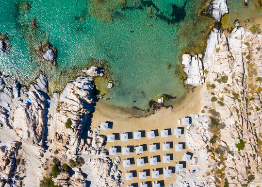 Plage en péril: L'île de Paros, menacée par la privatisation