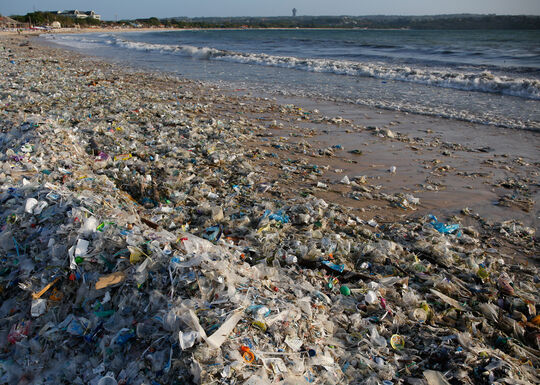 Les plages souillees de plastique a Bali font fuir les touristes