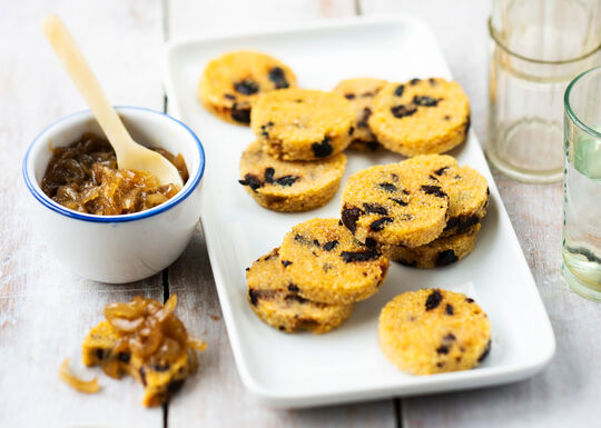 Recette palets de polenta aux olives et compotee doignons